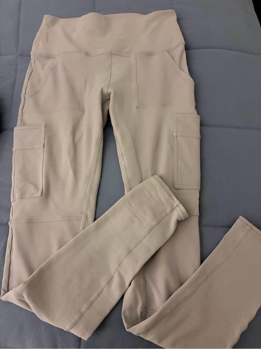 Alo High-Rise Cargo Leggings โ Cream/Taupe size M